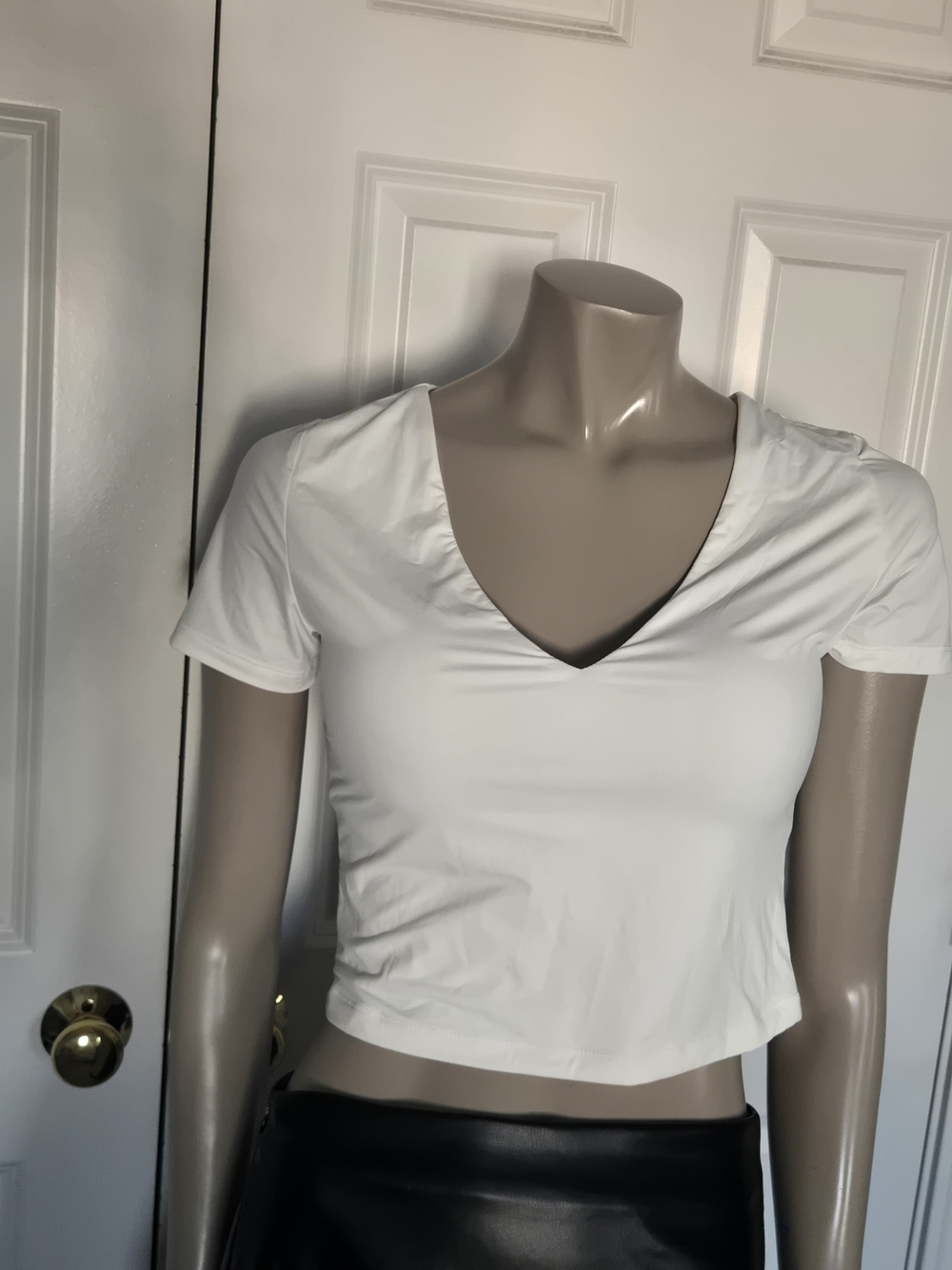 NWOT Cropped White V-Neck Short Sleeve Top